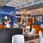 Moderan Restoran Srebrno jezero, kombinacija narandžaste i plave boje sa stolicama i separeima